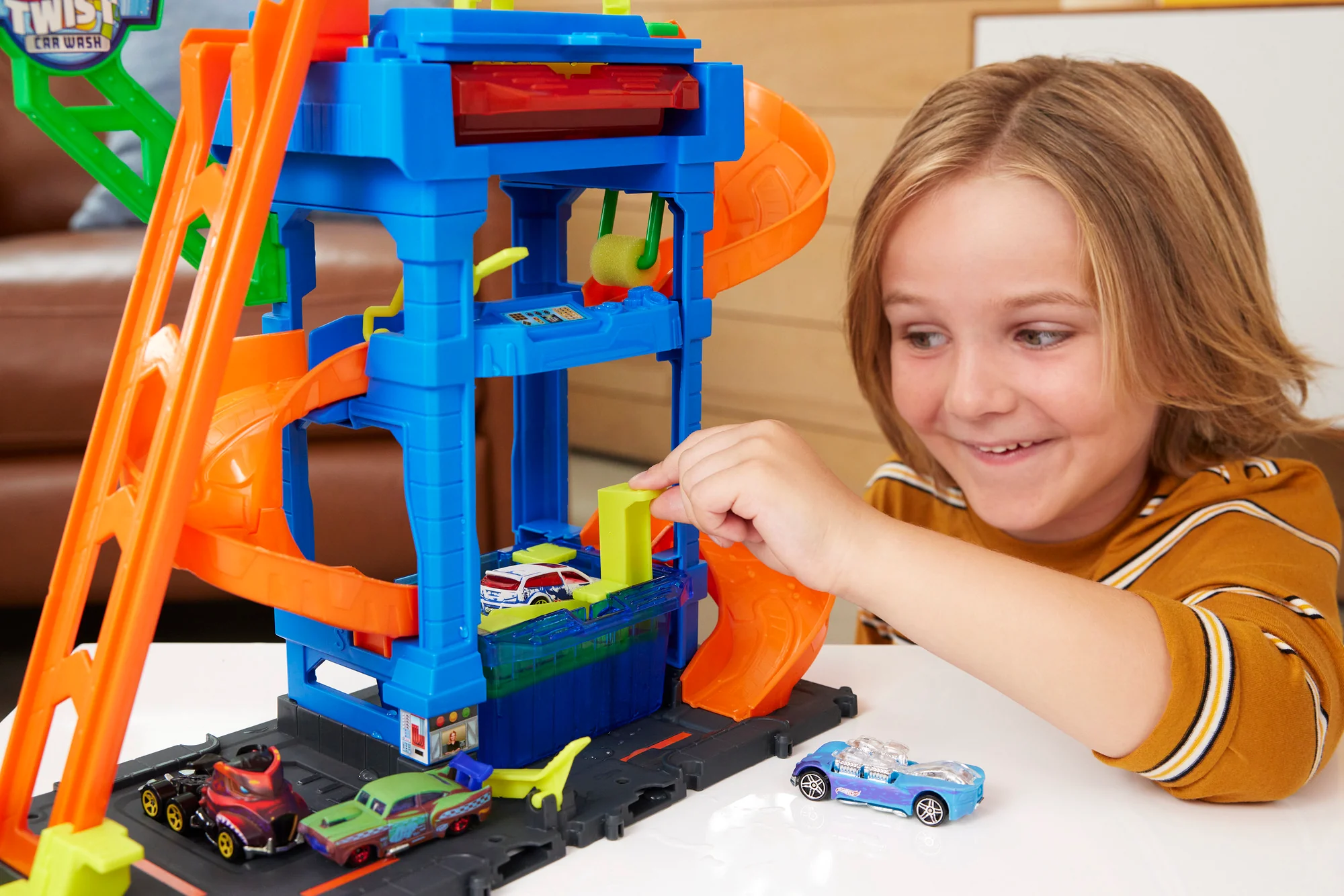 Bundle: Hot Wheels Tunnel Twist Car Wash & 5-Car Pack - Image 5