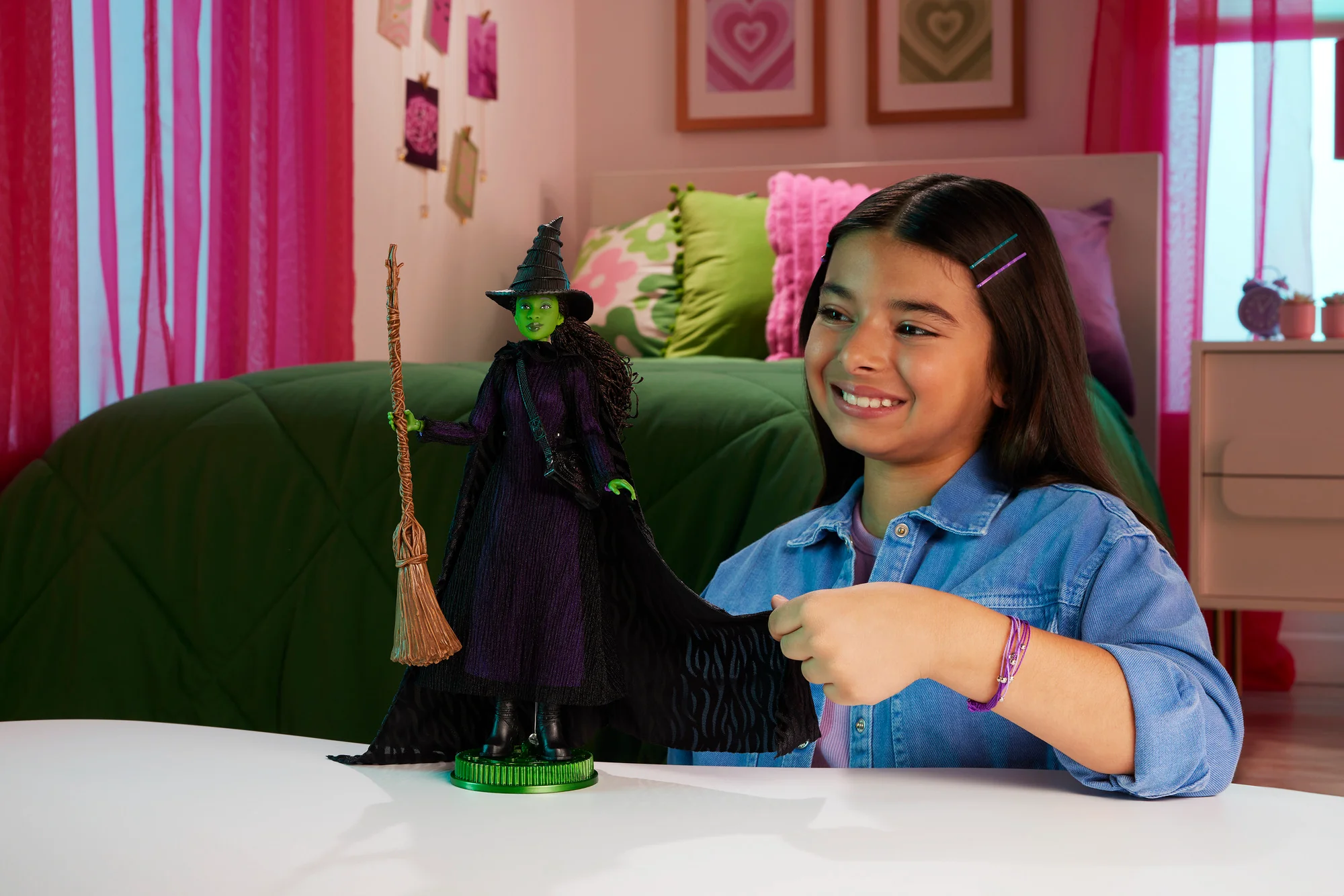 Wicked Deluxe Elphaba Fashion Doll & Accessories - Image 10