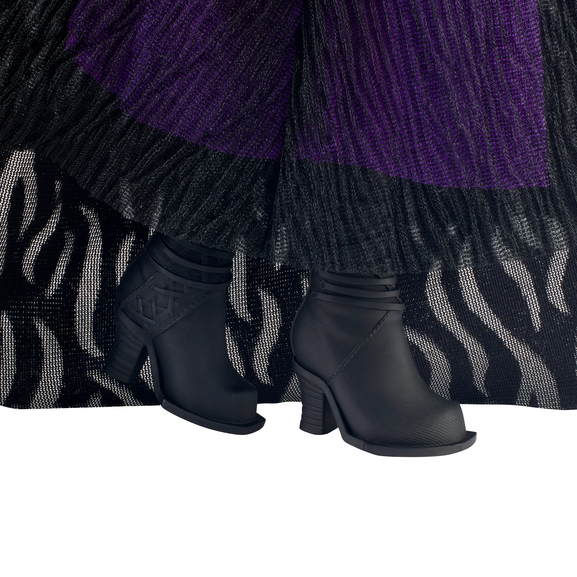 Wicked Deluxe Elphaba Fashion Doll & Accessories - Image 9